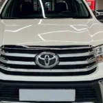 شبك أمامي مع شعار تويوتا