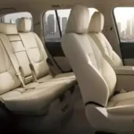 مقاعد من القماش أو الجلد
