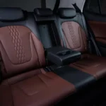 مقاعد من الجلد أو القماش