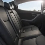 مقاعد قماش أو جلد