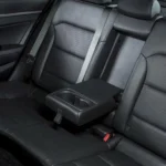 مقاعد من القماش أو الجلد