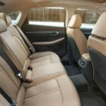 مقاعد قماش أو جلد