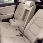 مقاعد قماش أو جلد