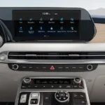 شاشة وسطية كبيرة