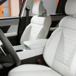 مقاعد قماش أو جلد