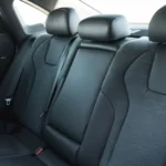 مقاعد قماش أو جلد