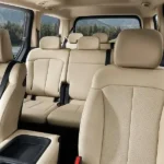 مقاعد قماش أو جلد