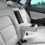 مقاعد قماش أو جلد