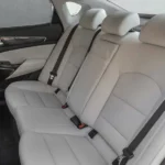 مقاعد خلفية واسعة