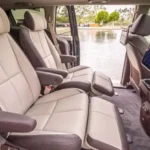 مقاعد من الجلد او القماش