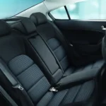 مقاعد خلفية بمساحة جيدة