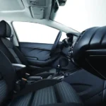 مقاعد من الجلد أو القماش