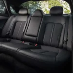 المقاعد الخلفية بمسند وسطي