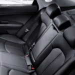 مقاعد قماش أو جلد