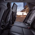 مقاعد قماش او جلد