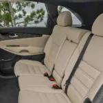 مقاعد من القماش أو الجلد