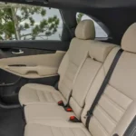 مقاعد من القماش أو الجلد