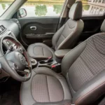 مقاعد قماش أو جلد