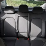 مقاعد من القماش والجلد