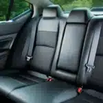 المقاعد الخلفية بمسند وسطي