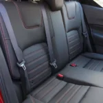 مقاعد خلفية واسعة