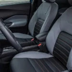 مقاعد السيارة