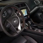 مقاعد قماش أو جلد