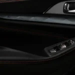 باب السيارة من الداخل