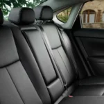 مقاعد خلفية واسعة