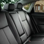 مقاعد خلفية واسعة