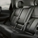 مقاعد من الجلد أو القماش