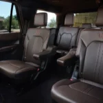 8 مقاعد من الجلد