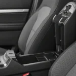 مساحة تخزين بين المقاعد