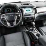 السيارة من الداخل