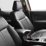 مقاعد قماش أو جلد