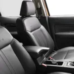 مقاعد قماش أو جلد