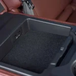 مساحة تخزين بين المقاعد