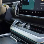 شاشة ترفيه كبيرة