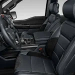 مقاعد قماش أو جلد