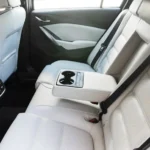 المقاعد الخلفية بمسند وسطي