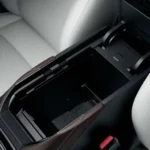 مساحة تخزين بين المقاعد